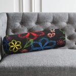 - RealHomes Özel Tasarımlı Dijital Baskılı İç Dolgulu Fermuarlı Silindir Yastık - Realhomes Siyah Zeminde Çiçek Motifli Dijital Baskılı Modern İç Dolgulu - Fermuarlı Süet Berjer Silindir Yastık Kırlent Realhomes