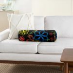 - RealHomes Özel Tasarımlı Dijital Baskılı İç Dolgulu Fermuarlı Silindir Yastık - Realhomes Siyah Zeminde Çiçek Motifli Dijital Baskılı Modern İç Dolgulu - Fermuarlı Süet Berjer Silindir Yastık Kırlent Realhomes