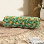 - RealHomes Özel Tasarımlı Dijital Baskılı İç Dolgulu Fermuarlı Silindir Yastık - Realhomes  Turkuaz Zeminde Ananas Desenli Dijital Baskılı Modern İç Dolgulu Süet Silindir Yastık Kırlent - Bel Yastığı Realhomes