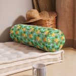 - RealHomes Özel Tasarımlı Dijital Baskılı İç Dolgulu Fermuarlı Silindir Yastık - Realhomes  Turkuaz Zeminde Ananas Desenli Dijital Baskılı Modern İç Dolgulu Süet Silindir Yastık Kırlent - Bel Yastığı Realhomes