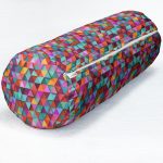 - RealHomes Özel Tasarımlı Dijital Baskılı İç Dolgulu Fermuarlı Silindir Yastık - Realhomes Özel Tasarım 3D Renkli Üçgenler Dijital Baskılı İç Dolgulu - Fermuarlı Süet Silindir Rulo Yastık Kırlent Realhomes