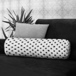 Beyaz Zemin Siyah Kalp Desenli Özel Tasarımlı Dijital Baskılı Modern İç Dolgulu - Fermuarlı Süet Silindir Daire Yastık Kırlent Realhomes