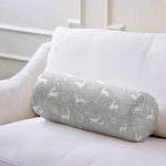 Realhomes Gri Zeminli Geyikler ve Kar Taneleri Tasarımlı Dijital Baskılı Modern İç Dolgulu - Fermuarlı Süet Silindir Rulo Yastık Kırlent Realhomes