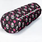 - RealHomes Özel Tasarımlı Dijital Baskılı İç Dolgulu Fermuarlı Silindir Yastık - Realhomes Siyah Zeminde İskelet Desenli Dijital Baskılı Özel Tasarım Modern İç Dolgulu Yumuşak Silindir Form Yastık Kırlent Realhomes