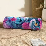 - RealHomes Özel Tasarımlı Dijital Baskılı İç Dolgulu Fermuarlı Silindir Yastık - Realhomes Mavi Zeminde Rengarenk Çiçekler Modern İç Dolgulu Fermuarlı Çok Amaçlı Silindir Yastık Kırlent Realhomes