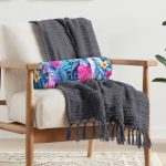 - RealHomes Özel Tasarımlı Dijital Baskılı İç Dolgulu Fermuarlı Silindir Yastık - Realhomes Mavi Zeminde Rengarenk Çiçekler Modern İç Dolgulu Fermuarlı Çok Amaçlı Silindir Yastık Kırlent Realhomes