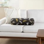 - RealHomes Özel Tasarımlı Dijital Baskılı İç Dolgulu Fermuarlı Silindir Yastık - Realhomes  Siyah Zeminde Gold tüyler Dijital Baskılı Modern İç Dolgulu Yumuşak Silindir Form Yastık Kırlent Realhomes