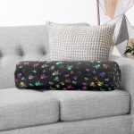 - RealHomes Özel Tasarımlı Dijital Baskılı İç Dolgulu Fermuarlı Silindir Yastık - Realhomes  Siyah Zeminde Renkli Motifler Dijital Baskılı Modern İç Dolgulu Süet Silindir Yastık Kırlent - Bel Yastığı Realhomes