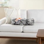 Zebra Desen Zeminde Çiçek Motifli Özel Tasarım Dijital Baskılı Modern İç Dolgulu Fermuarlı Çok Amaçlı Silindir Yastık Kırlent Realhomes