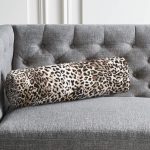 Realhomes Leopar Motifli Dijital Baskılı İç Dolgulu - Fermuarlı Süet Silindir Daire Yastık Kırlent Realhomes