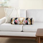 Çizgili Zeminde Altın Ve Çiçek Desenli Özel Tasarım Dijital Baskılı Modern İç Dolgulu - Fermuarlı Süet Silindir Rulo Yastık Kırlent Realhomes