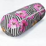 - RealHomes Özel Tasarımlı Dijital Baskılı İç Dolgulu Fermuarlı Silindir Yastık - Realhomes  Çizgili Zeminde Rengarenk Çiçekler Dijital Baskılı Modern İç Dolgulu - Fermuarlı Süet Silindir Daire Yastık Kırlent Realhomes