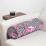 - RealHomes Özel Tasarımlı Dijital Baskılı İç Dolgulu Fermuarlı Silindir Yastık - Realhomes  Çizgili Zeminde Rengarenk Çiçekler Dijital Baskılı Modern İç Dolgulu - Fermuarlı Süet Silindir Daire Yastık Kırlent Realhomes