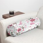 - RealHomes Özel Tasarımlı Dijital Baskılı İç Dolgulu Fermuarlı Silindir Yastık - Realhomes  Beyaz Zeminde Pembe Çiçekler Dijital Baskılı Modern İç Dolgulu - Fermuarlı Süet Silindir Daire Yastık Kırlent Realhomes