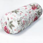 - RealHomes Özel Tasarımlı Dijital Baskılı İç Dolgulu Fermuarlı Silindir Yastık - Realhomes  Beyaz Zeminde Pembe Çiçekler Dijital Baskılı Modern İç Dolgulu - Fermuarlı Süet Silindir Daire Yastık Kırlent Realhomes