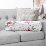 - RealHomes Özel Tasarımlı Dijital Baskılı İç Dolgulu Fermuarlı Silindir Yastık - Realhomes  Beyaz Zeminde Pembe Çiçekler Dijital Baskılı Modern İç Dolgulu - Fermuarlı Süet Silindir Daire Yastık Kırlent Realhomes