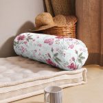 - RealHomes Özel Tasarımlı Dijital Baskılı İç Dolgulu Fermuarlı Silindir Yastık - Realhomes  Beyaz Zeminde Pembe Çiçekler Dijital Baskılı Modern İç Dolgulu - Fermuarlı Süet Silindir Daire Yastık Kırlent Realhomes