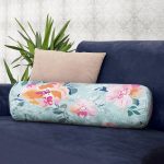 Açık Mavi Zeminde Rengarenk Çiçekler Dijital Baskılı Modern İç Dolgulu - Fermuarlı Süet Silindir Daire Yastık Kırlent Realhomes