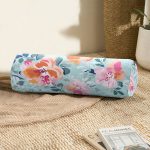 Açık Mavi Zeminde Rengarenk Çiçekler Dijital Baskılı Modern İç Dolgulu - Fermuarlı Süet Silindir Daire Yastık Kırlent Realhomes