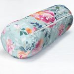 Açık Mavi Zeminde Rengarenk Çiçekler Dijital Baskılı Modern İç Dolgulu - Fermuarlı Süet Silindir Daire Yastık Kırlent Realhomes