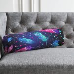 - RealHomes Özel Tasarımlı Dijital Baskılı İç Dolgulu Fermuarlı Silindir Yastık - Realhomes Lacivert Zeminde Renkli Tüyler Desenli İç Dolgulu - Fermuarlı Süet Silindir Rulo Yastık Kırlent Realhomes