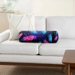 - RealHomes Özel Tasarımlı Dijital Baskılı İç Dolgulu Fermuarlı Silindir Yastık - Realhomes Lacivert Zeminde Renkli Tüyler Desenli İç Dolgulu - Fermuarlı Süet Silindir Rulo Yastık Kırlent Realhomes