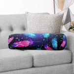 - RealHomes Özel Tasarımlı Dijital Baskılı İç Dolgulu Fermuarlı Silindir Yastık - Realhomes Lacivert Zeminde Renkli Tüyler Desenli İç Dolgulu - Fermuarlı Süet Silindir Rulo Yastık Kırlent Realhomes