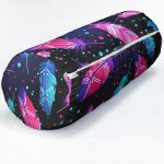 - RealHomes Özel Tasarımlı Dijital Baskılı İç Dolgulu Fermuarlı Silindir Yastık - Realhomes Lacivert Zeminde Renkli Tüyler Desenli İç Dolgulu - Fermuarlı Süet Silindir Rulo Yastık Kırlent Realhomes