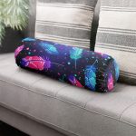 - RealHomes Özel Tasarımlı Dijital Baskılı İç Dolgulu Fermuarlı Silindir Yastık - Realhomes Lacivert Zeminde Renkli Tüyler Desenli İç Dolgulu - Fermuarlı Süet Silindir Rulo Yastık Kırlent Realhomes