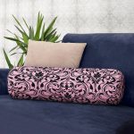 - RealHomes Özel Tasarımlı Dijital Baskılı İç Dolgulu Fermuarlı Silindir Yastık - Realhomes Pembe Zeminde Siyah Motifler Dijital Baskılı Modern İç Dolgulu Yumuşak Silindir Form Yastık Kırlent Realhomes