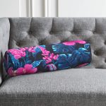 Mavi Zeminde Rengarenk Çiçekler Dijital Baskılı Modern İç Dolgulu - Fermuarlı Süet Silindir Daire Yastık Kırlent Realhomes