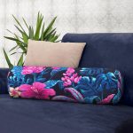 Mavi Zeminde Rengarenk Çiçekler Dijital Baskılı Modern İç Dolgulu - Fermuarlı Süet Silindir Daire Yastık Kırlent Realhomes