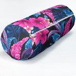 Mavi Zeminde Rengarenk Çiçekler Dijital Baskılı Modern İç Dolgulu - Fermuarlı Süet Silindir Daire Yastık Kırlent Realhomes