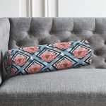 Mavi zeminde Geometrik Motifler Dijital Baskılı Modern İç Dolgulu Fermuarlı Çok Amaçlı Silindir Yastık Kırlent Realhomes