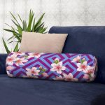 - RealHomes Özel Tasarımlı Dijital Baskılı İç Dolgulu Fermuarlı Silindir Yastık - Realhomes Geometrik Zeminde Çiçek Motifli Özel Tasarım Dijital Baskılı Modern İç Dolgulu Süet Silindir Yastık Kırlent - Bel Yastığı Realhomes