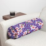 - RealHomes Özel Tasarımlı Dijital Baskılı İç Dolgulu Fermuarlı Silindir Yastık - Realhomes Geometrik Zeminde Çiçek Motifli Özel Tasarım Dijital Baskılı Modern İç Dolgulu Süet Silindir Yastık Kırlent - Bel Yastığı Realhomes