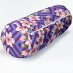 - RealHomes Özel Tasarımlı Dijital Baskılı İç Dolgulu Fermuarlı Silindir Yastık - Realhomes Geometrik Zeminde Çiçek Motifli Özel Tasarım Dijital Baskılı Modern İç Dolgulu Süet Silindir Yastık Kırlent - Bel Yastığı Realhomes