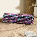 - RealHomes Özel Tasarımlı Dijital Baskılı İç Dolgulu Fermuarlı Silindir Yastık - Realhomes Çizgili Zeminde Rengarenk Çiçekler Dijital Baskılı Modern İç Dolgulu - Fermuarlı Süet Silindir Rulo Yastık Kırlent Realhomes