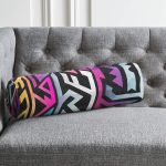 - RealHomes Özel Tasarımlı Dijital Baskılı İç Dolgulu Fermuarlı Silindir Yastık - Realhomes Siyah Zeminde Renkli Geometrik Desenli Özel Tasarım Dijital Baskılı Modern İç Dolgulu - Fermuarlı Süet Berjer Silindir Yastık Kırlent Realhomes