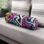 - RealHomes Özel Tasarımlı Dijital Baskılı İç Dolgulu Fermuarlı Silindir Yastık - Realhomes Siyah Zeminde Renkli Geometrik Desenli Özel Tasarım Dijital Baskılı Modern İç Dolgulu - Fermuarlı Süet Berjer Silindir Yastık Kırlent Realhomes