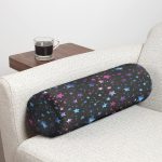 - RealHomes Özel Tasarımlı Dijital Baskılı İç Dolgulu Fermuarlı Silindir Yastık - Realhomes  Siyah Zeminde Pembe Mavi Yıldız Desenli Özel Tasarım Dijital Baskılı Modern İç Dolgulu - Fermuarlı Süet Berjer Silindir Yastık Kırlent Realhomes