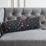 - RealHomes Özel Tasarımlı Dijital Baskılı İç Dolgulu Fermuarlı Silindir Yastık - Realhomes  Siyah Zeminde Pembe Mavi Yıldız Desenli Özel Tasarım Dijital Baskılı Modern İç Dolgulu - Fermuarlı Süet Berjer Silindir Yastık Kırlent Realhomes