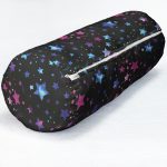 - RealHomes Özel Tasarımlı Dijital Baskılı İç Dolgulu Fermuarlı Silindir Yastık - Realhomes  Siyah Zeminde Pembe Mavi Yıldız Desenli Özel Tasarım Dijital Baskılı Modern İç Dolgulu - Fermuarlı Süet Berjer Silindir Yastık Kırlent Realhomes