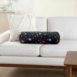 - RealHomes Özel Tasarımlı Dijital Baskılı İç Dolgulu Fermuarlı Silindir Yastık - Realhomes  Siyah Zeminde Pembe Mavi Yıldız Desenli Özel Tasarım Dijital Baskılı Modern İç Dolgulu - Fermuarlı Süet Berjer Silindir Yastık Kırlent Realhomes