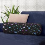 - RealHomes Özel Tasarımlı Dijital Baskılı İç Dolgulu Fermuarlı Silindir Yastık - Realhomes  Siyah Zeminde Pembe Mavi Yıldız Desenli Özel Tasarım Dijital Baskılı Modern İç Dolgulu - Fermuarlı Süet Berjer Silindir Yastık Kırlent Realhomes