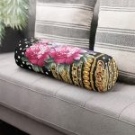 - RealHomes Özel Tasarımlı Dijital Baskılı İç Dolgulu Fermuarlı Silindir Yastık - Realhomes  Puanlı Zeminde Altın Zincir Ve Çiçekler Özel Tasarım Dijital Baskılı Modern İç Dolgulu Süet Silindir Yastık Kırlent - Bel Yastığı Realhomes