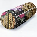 - RealHomes Özel Tasarımlı Dijital Baskılı İç Dolgulu Fermuarlı Silindir Yastık - Realhomes  Puanlı Zeminde Altın Zincir Ve Çiçekler Özel Tasarım Dijital Baskılı Modern İç Dolgulu Süet Silindir Yastık Kırlent - Bel Yastığı Realhomes