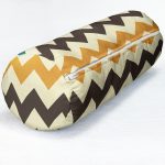 - RealHomes Özel Tasarımlı Dijital Baskılı İç Dolgulu Fermuarlı Silindir Yastık - Realhomes Modern Zikzak Desen Dijital Baskılı Dekoratif İç Dolgulu - Fermuarlı Süet Silindir Yuvarlak Yastık Kırlent Realhomes