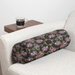 Siyah Zeminde Altın Dokunuşlar İç Dolgulu - Fermuarlı Süet Berjer Silindir Yastık Kırlent Realhomes