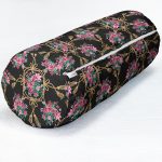 Siyah Zeminde Altın Dokunuşlar İç Dolgulu - Fermuarlı Süet Berjer Silindir Yastık Kırlent Realhomes